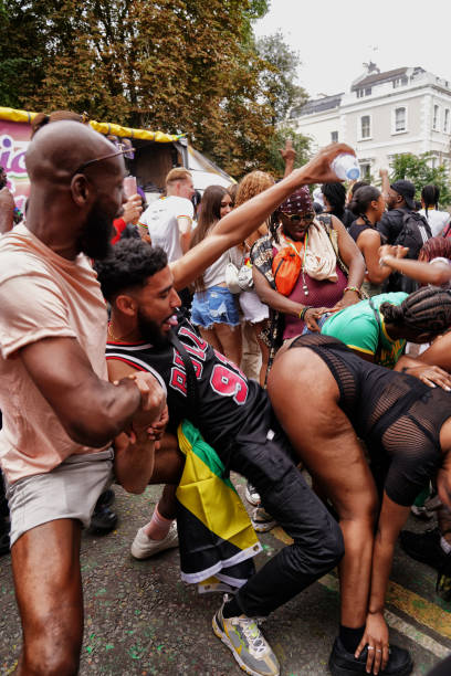 des gens dansent et célèbrent le carnaval de notting hill, notting hill gate, londres, angleterre, royaume-uni - 27 août 2023 - lap dancing photos et images de collection