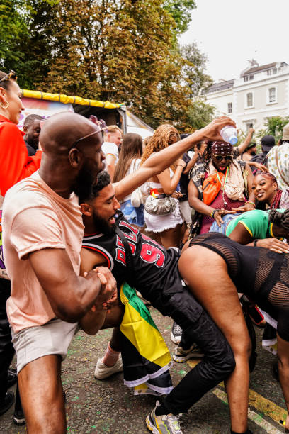 des gens dansent et célèbrent le carnaval de notting hill, notting hill gate, londres, angleterre, royaume-uni - 27 août 2023 - lap dancing photos et images de collection