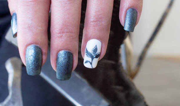 istock Summer Flower Nail Art Design 1642950557
