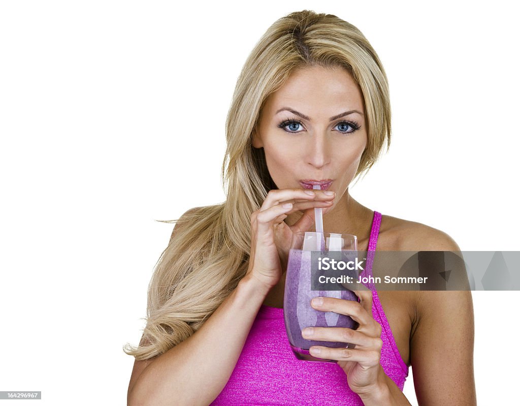 Mulher bebendo um smoothie de frutas - Foto de stock de Beber royalty-free