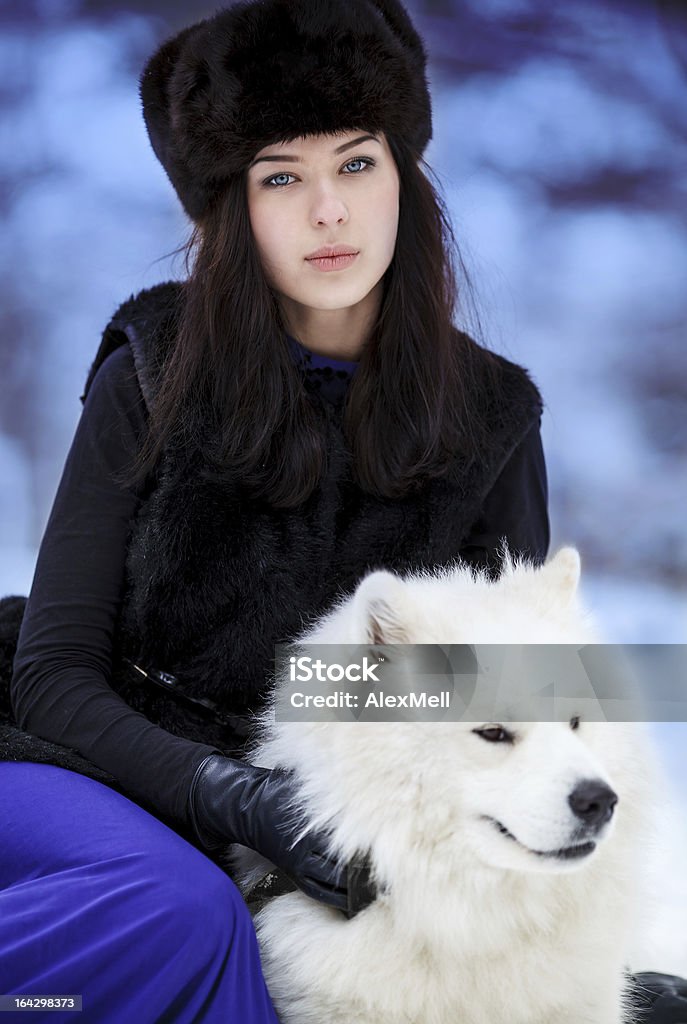 Jovem Mulher bonita na floresta de inverno com cachorro - Foto de stock de Adulto royalty-free