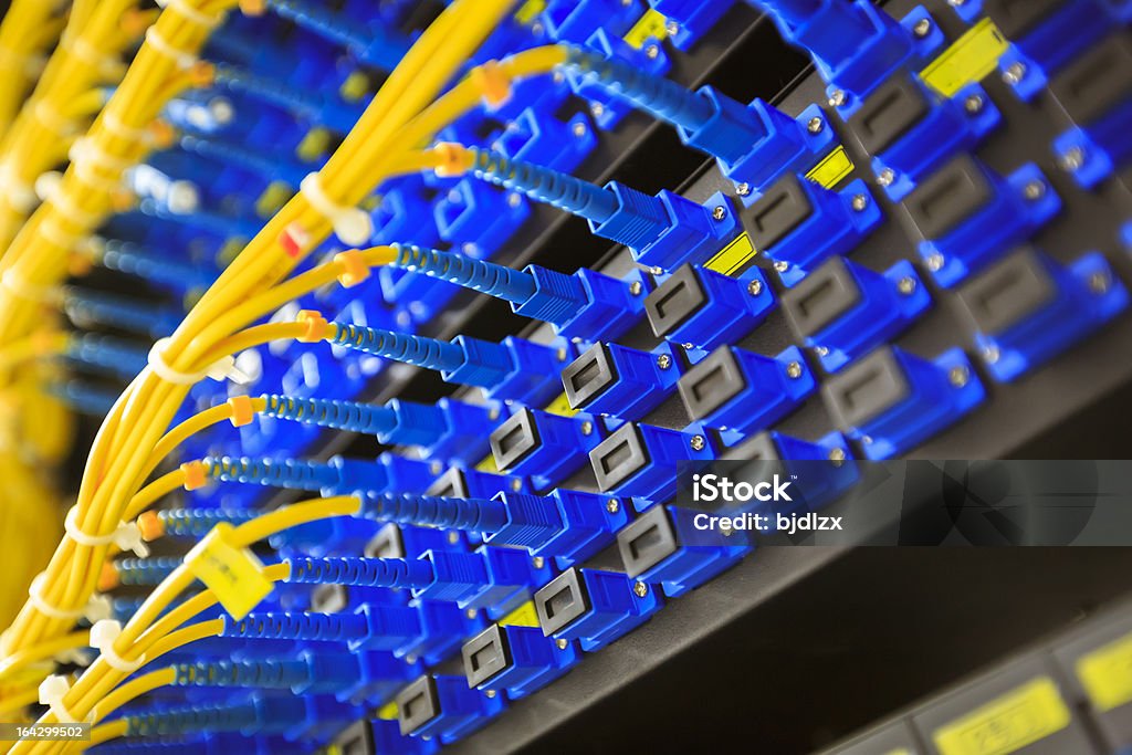 cables de red y servidores - Foto de stock de Servidor de red libre de derechos