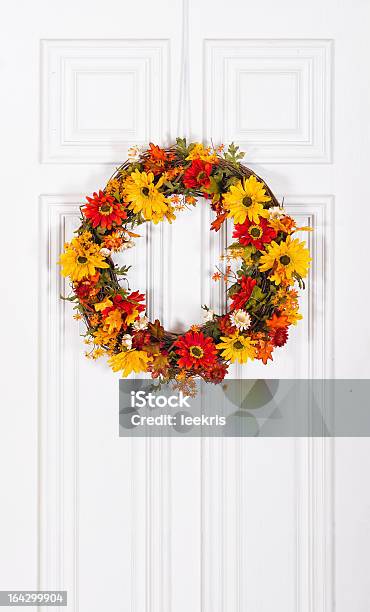 Photo libre de droit de Couronne De Fleurs Suspendues Sur La Porte banque d'images et plus d'images libres de droit de Automne - Automne, Couronne florale, Porte - Entrée