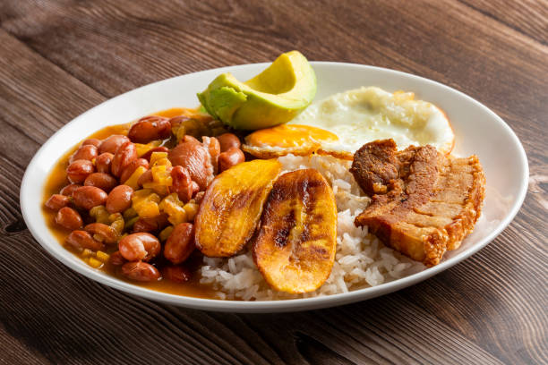 bandeja paisa plat le plus représentatif de la colombie et l’insigne de la gastronomie antioquia - bandeja paisa photos et images de collection