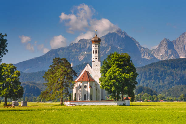 バイエルンの風景-高山山脈を背景にした聖 coloman 教会の眺め - st colomans church ストックフォトと画像