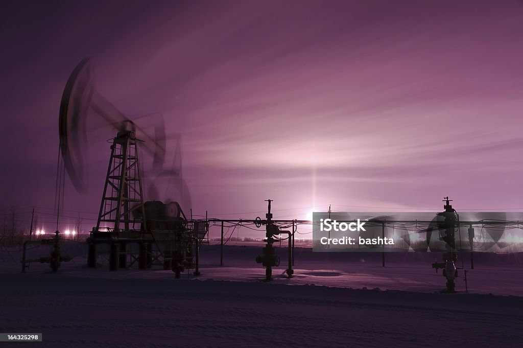 Bomba jack y oilwell. - Foto de stock de Boca de pozo libre de derechos