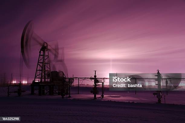 Foto de Bomba Jack E Oilwell e mais fotos de stock de Boca de poço - Boca de poço, Campo Petrolífero, Equipamento