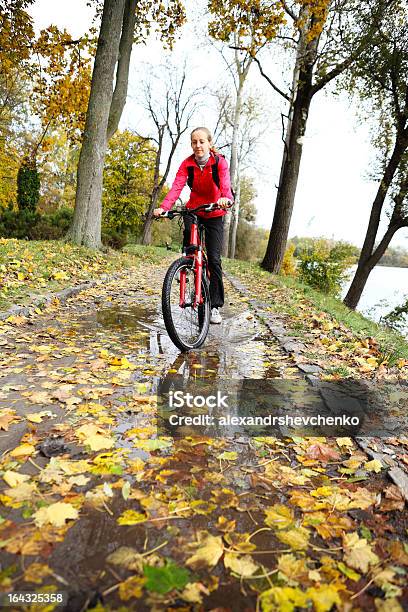 マウンテンバイクに乗って水たまりで秋の公園 - 1人のストックフォトや画像を多数ご用意 - 1人, サイクリング, スポーツ