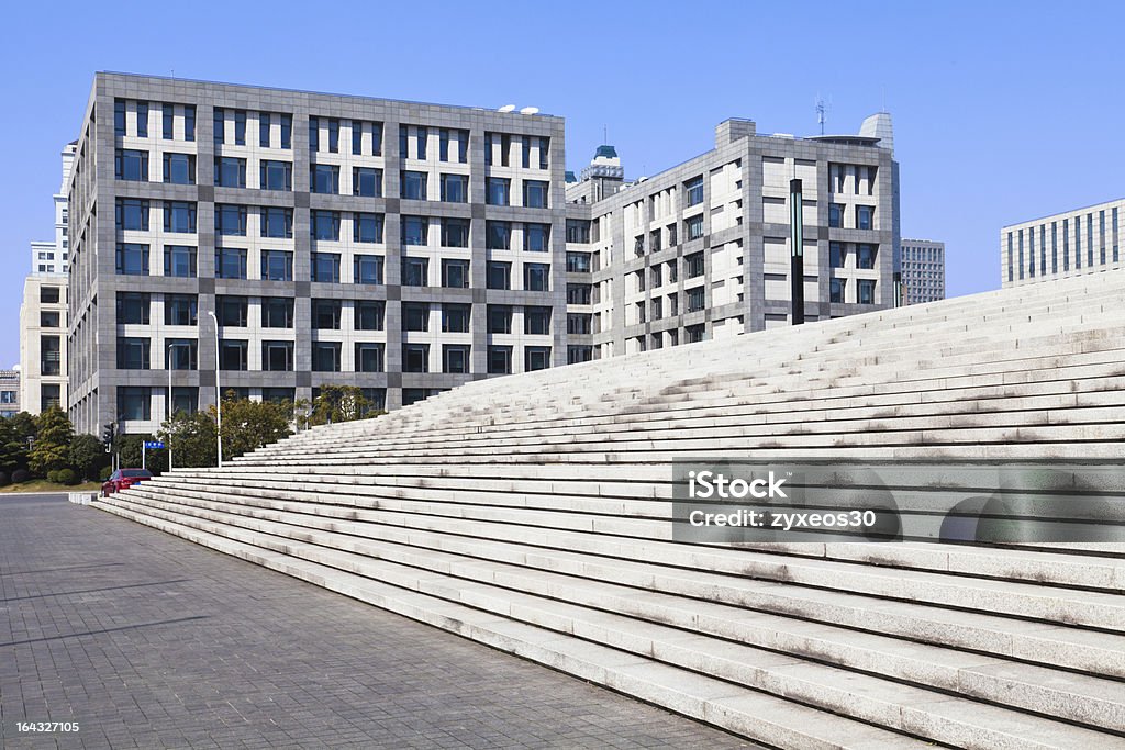 Edificio de oficinas y pasos - Foto de stock de Aire libre libre de derechos