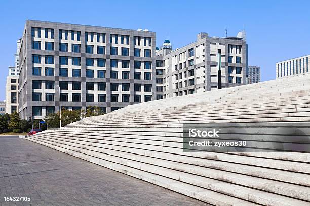 Edificio De Oficinas Y Pasos Foto de stock y más banco de imágenes de Aire libre - Aire libre, Arquitectura, Arquitectura exterior