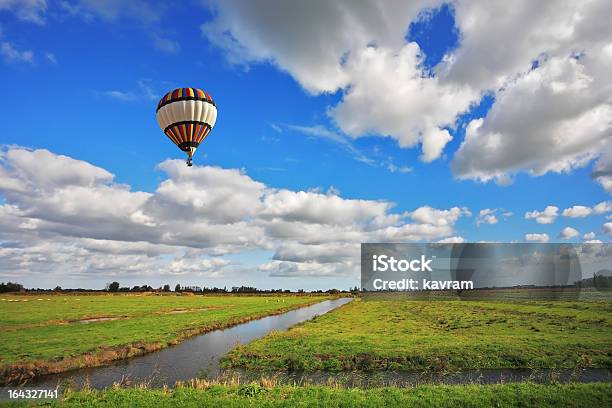 Die Luftballons Fliegen Über Wasserkanälen Stockfoto und mehr Bilder von Fliegen - Fliegen, Fotografie, Gelb