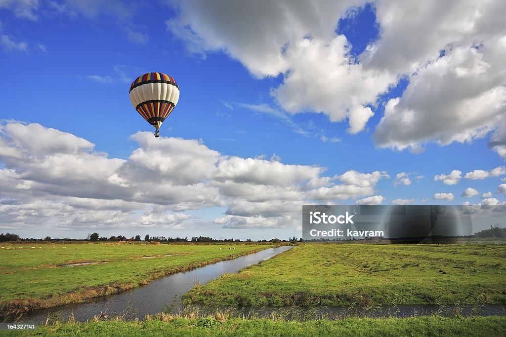 The шар летит над водой каналы - Стоковые фото Ветер роялти-фри