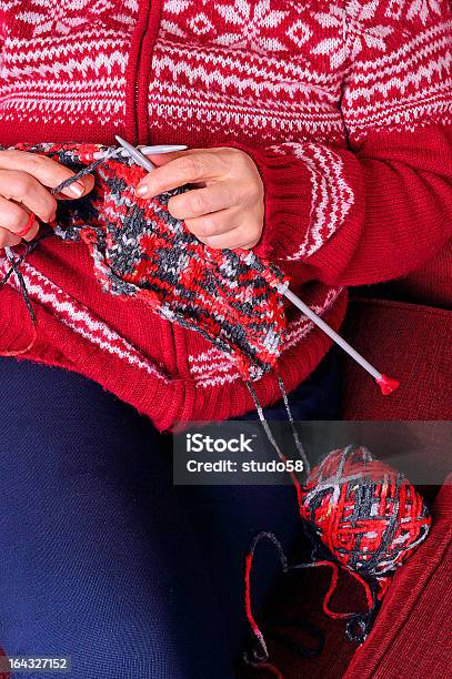 Foto de Tricotar e mais fotos de stock de Agulha - Agulha, Arte e Artesanato - Assunto, Artigo de armarinho