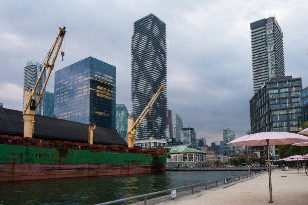 redpath sugar refinery: zardzewiały masowiec zacumowany na nabrzeżu toronto, przed nowoczesnymi drapaczami chmur - toronto waterfront commercial dock canada zdjęcia i obrazy z banku zdjęć