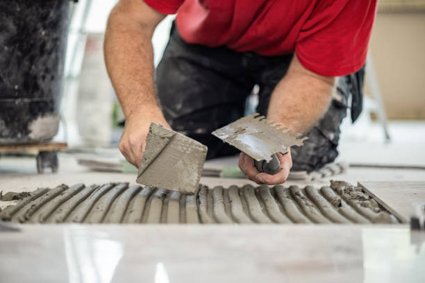 istock Spreading tile adhesive on the floor 1643392594