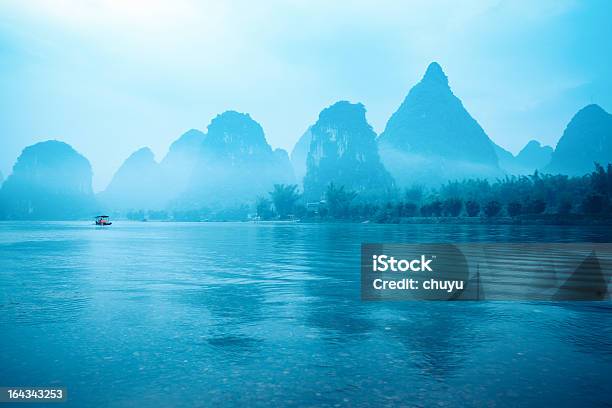 Paisagem Do Rio Lijiang - Fotografias de stock e mais imagens de Ao Ar Livre - Ao Ar Livre, Azul, Balsa