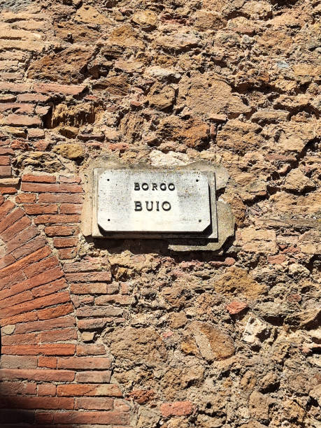 знак borgo buio в монтепульчано, провинция сиена, тоскана - buio стоковые фото и изображения