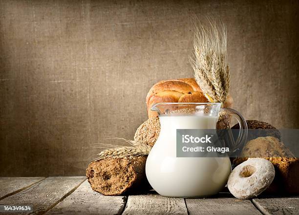 Latte E Pane In Tela - Fotografie stock e altre immagini di Brioche - Dolci - Brioche - Dolci, Latte, Tipo di panino