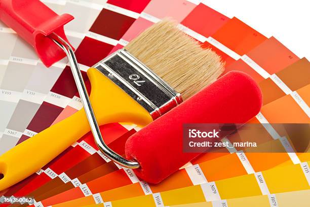 Foto de Ferramentas E Amostras De Cores De Pintura e mais fotos de stock de Colorido - Colorido, Descrição de Cor, Ferramenta de trabalho