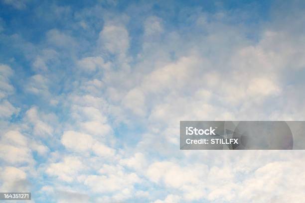 Nubes Foto de stock y más banco de imágenes de Aire libre - Aire libre, Azul, Cielo