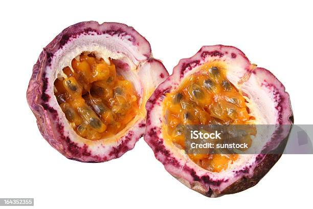 Fruta De La Pasión Foto de stock y más banco de imágenes de Comida sana - Comida sana, Con textura, Cortar