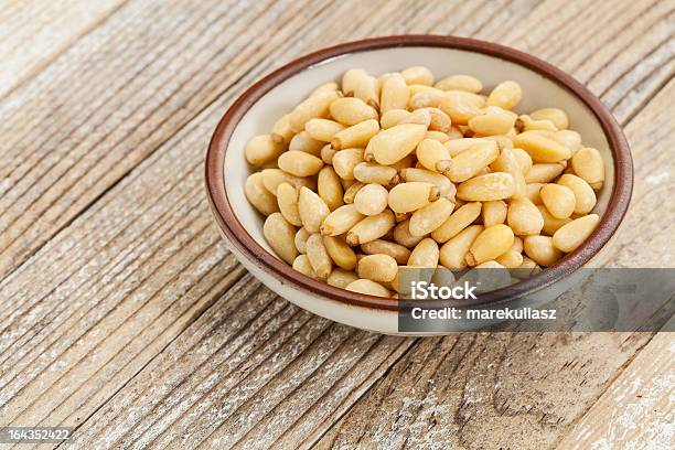 Foto de Tigela De Pinhão e mais fotos de stock de Branco - Branco, Cerâmica - Artesanato, Comida