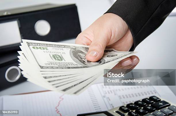 Dinero En La Mano Foto de stock y más banco de imágenes de Actividad comercial - Actividad comercial, Agarrar, Ahorros