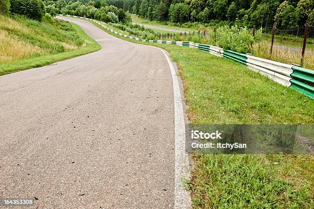 Canto De Alta Velocidade Em Uma Pista De Corrida - Fotografias de stock e mais imagens de Alfalto - Alfalto, Ao Ar Livre, Automobilismo