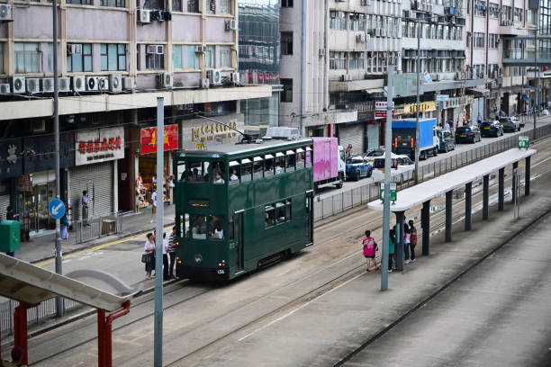 tram tradizionale di hong kong nel distretto centrale - cable car railroad track creativity tramway foto e immagini stock