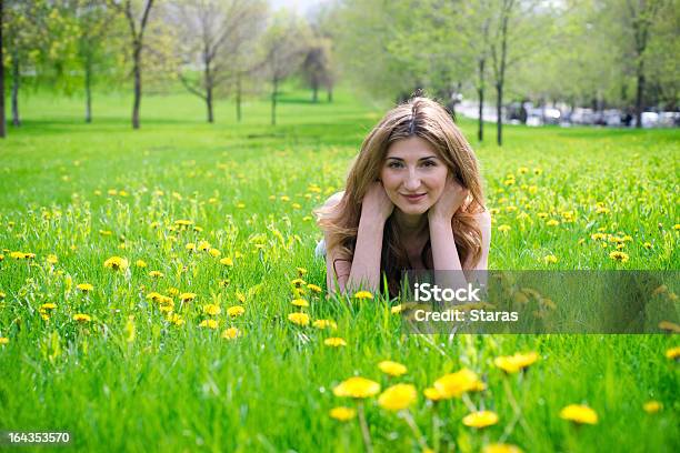 Schöne Junge Frau Stockfoto und mehr Bilder von Attraktive Frau - Attraktive Frau, Blick in die Kamera, Blume