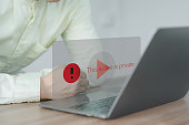 junger-mann-der-einen-laptop-verwendet-u