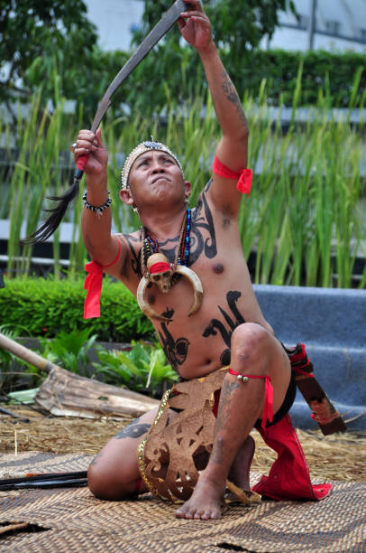 a comunidade dayak kanayatn está realizando uma tradicional cerimônia de ação de graças no tmii, jacarta - indonésia - dayak - fotografias e filmes do acervo