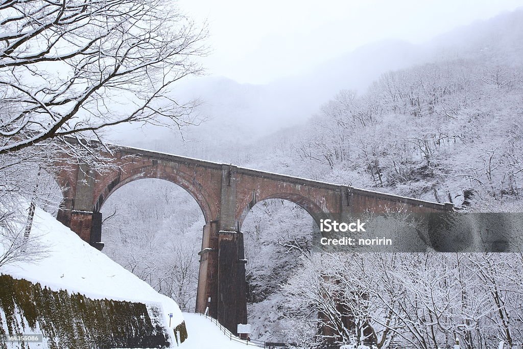 Ponte no inverno neve - Foto de stock de Antigo royalty-free