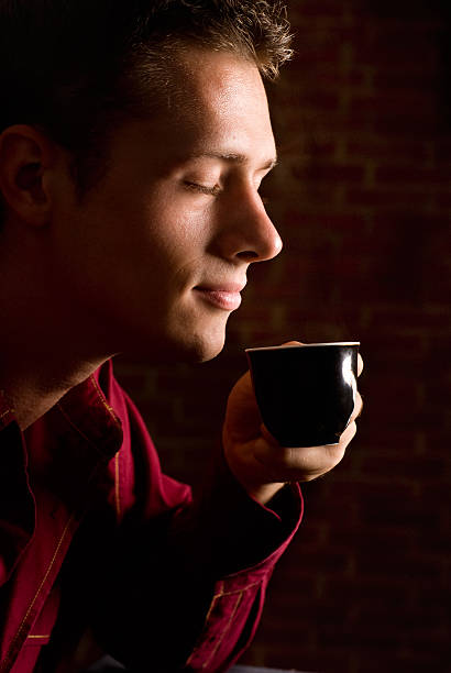 男性コーヒーを飲みながら - one young man only ストックフォトと画像