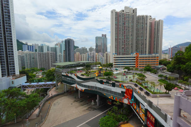 centro commerciale kwai shing east e fermata dell'autobus nel distretto di kwai ching, hong kong - electronic billboard billboard sign arranging foto e immagini stock