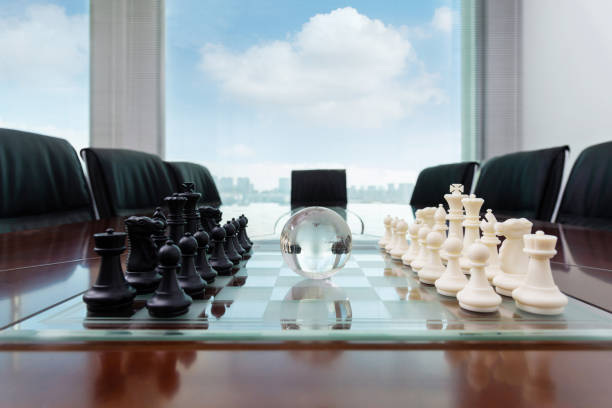 オフィステーブルのチェスピースとガラスアースグローブ - chess board room business strategy ストックフォトと画像