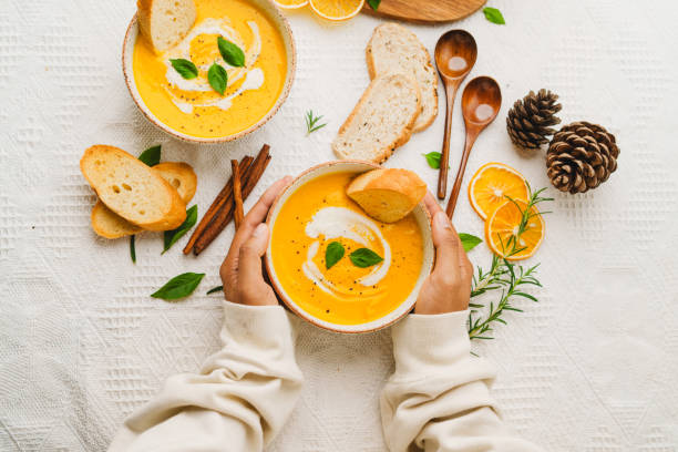 zupa dyniowa ze śmietaną i chlebem - soup pumpkin soup vegetarian food food zdjęcia i obrazy z banku zdjęć