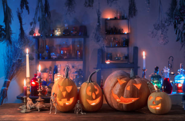 halloween pumpkins with candles and magic potions at night indoor - witch voodoo smiling bizarre imagens e fotografias de stock
