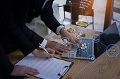 anwalt-mann-der-laptop-am-schreibtisch-benutzt.jpg?b=1&s=170x170&k=20&c=9XoJfWKR_IpkyVo0CAOi8b-_CSdezzgj1631ImBU2CE=