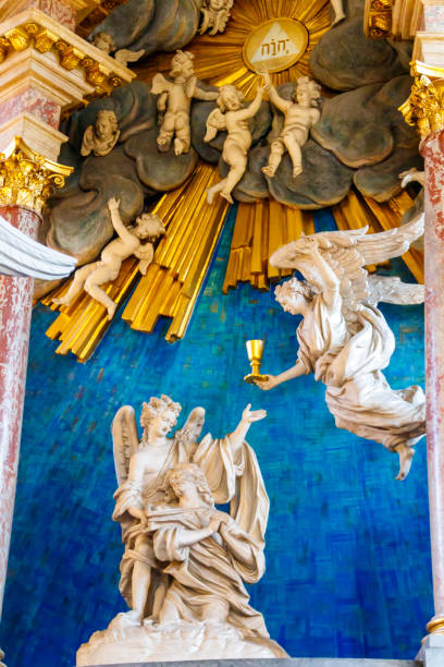 интерьер церкви спаса в копенгагене, дания - denmark indoors church angel стоковые фото и изображения