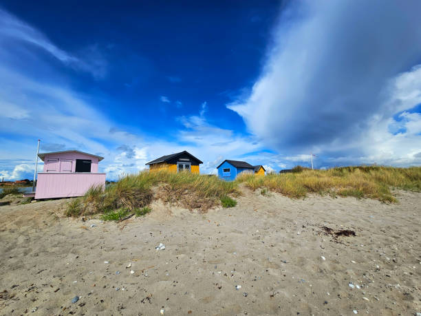 plage de maisons colorées - denmark beach beach house house photos et images de collection