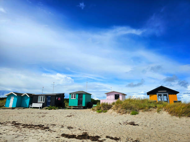 plage de maisons colorées - denmark beach beach house house photos et images de collection