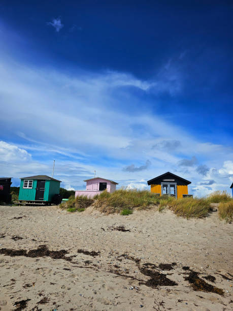 plage de maisons colorées - denmark beach beach house house photos et images de collection