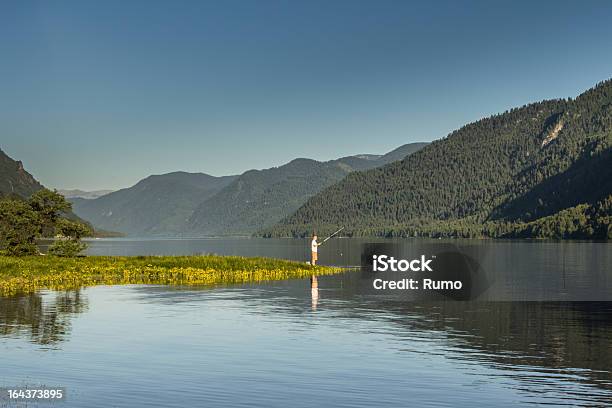 Hermoso Paisaje Del Lago De Montaña Con Muelle Foto de stock y más banco de imágenes de Actividades recreativas - Actividades recreativas, Adulto, Agua