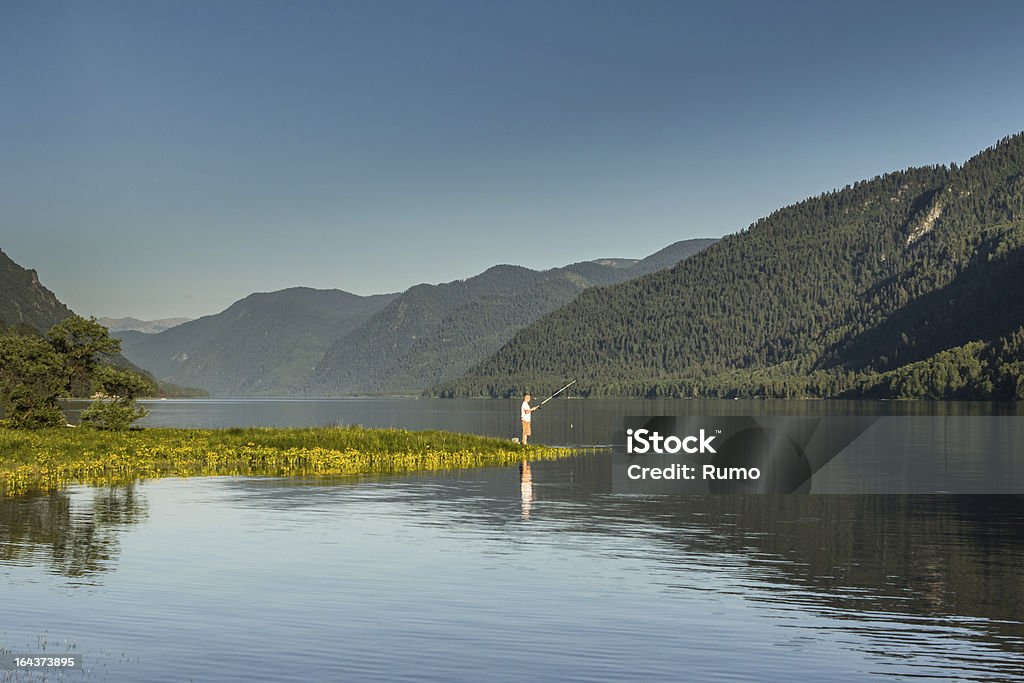 美しい景色、山の湖の漁師 - 1人のロイヤリティフリーストックフォト