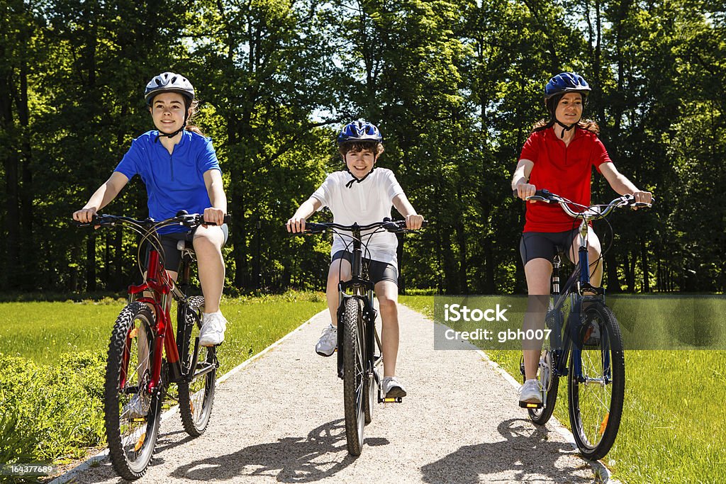 Famiglia in bicicletta - Foto stock royalty-free di 12-13 anni