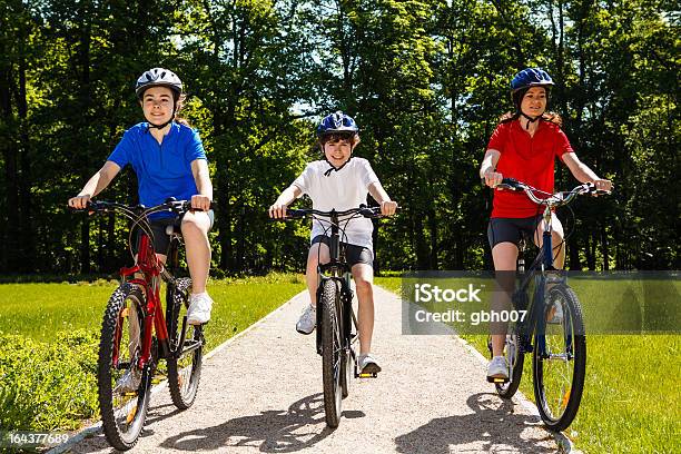 Famiglia In Bicicletta - Fotografie stock e altre immagini di 12-13 anni - 12-13 anni, 14-15 anni, 40-44 anni