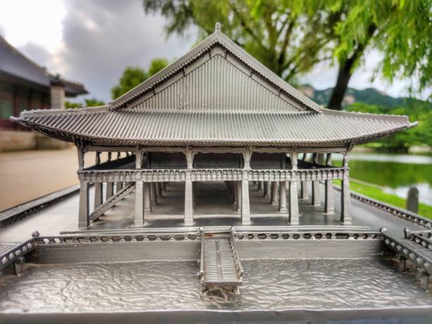 un bâtiment de palais miniature en argent est exposé devant le complexe du palais du roi de la dynastie joseon - gyeongbokgung palace stone palace monument photos et images de collection