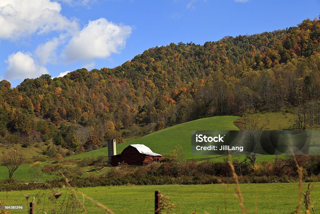 Barn en las montañas - Foto de stock de Agricultura libre de derechos