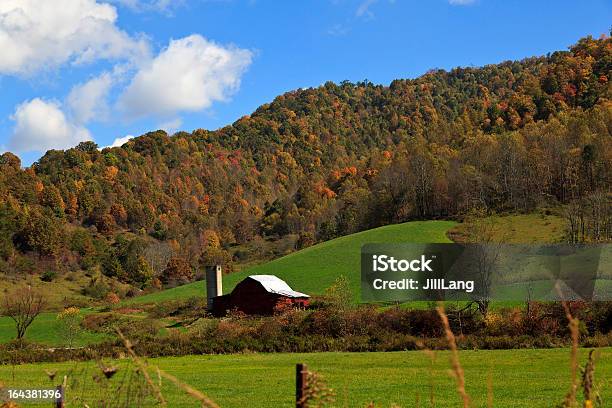 Photo libre de droit de Grange Dans Les Montagnes banque d'images et plus d'images libres de droit de Agriculture - Agriculture, Automne, Beauté de la nature